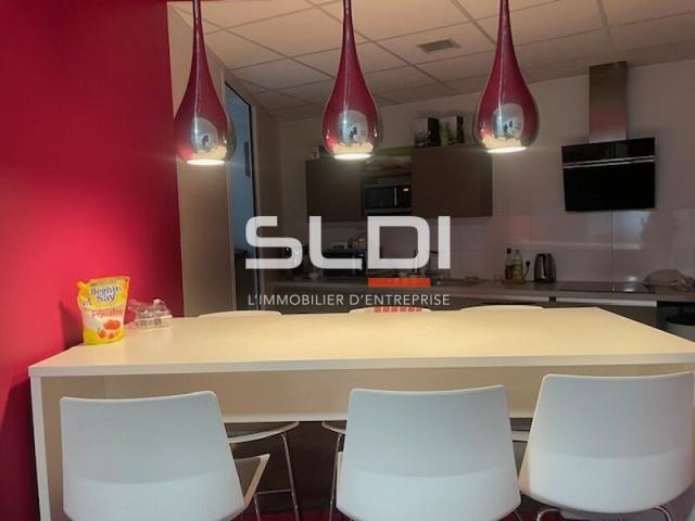 Locaux d'activités A VENDRE - RILLIEUX LA PAPE - 850 m²