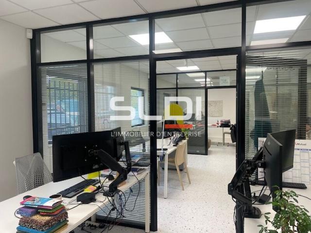 Locaux d'activités A VENDRE - RILLIEUX LA PAPE - 850 m²