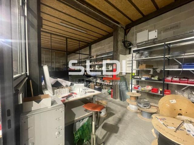 Locaux d'activités A VENDRE OU A LOUER - TREVOUX - 140 m²