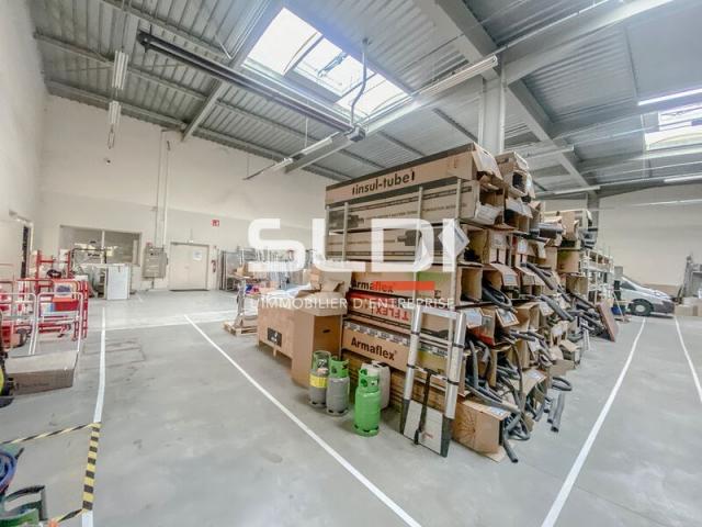 Locaux d'activités A LOUER - CHASSIEU - 1 112 m²