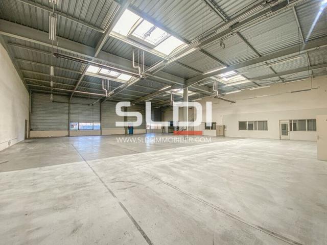 Locaux d'activités A LOUER - CHASSIEU - 1 112 m²
