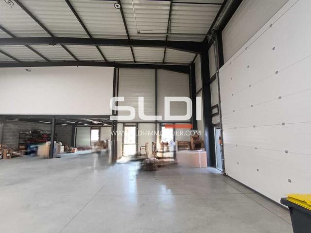 Locaux d'activités A LOUER - CHASSIEU - 630 m²