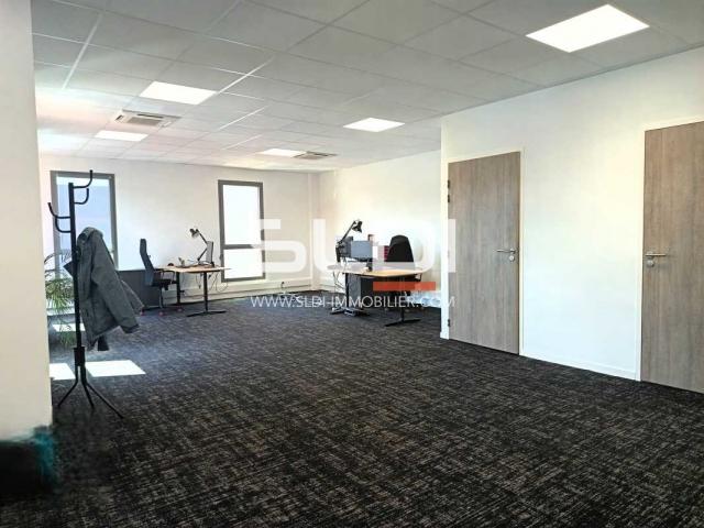 Locaux d'activités A LOUER - CHASSIEU - 630 m²