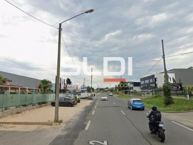 Commerces A LOUER - SAINT GENIS LAVAL - 990 m²