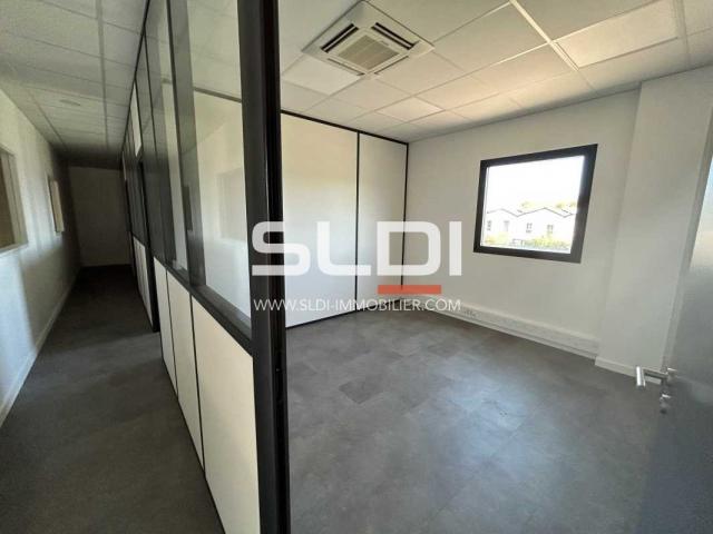 Locaux d'activités A LOUER - SAINT PRIEST - 340 m²