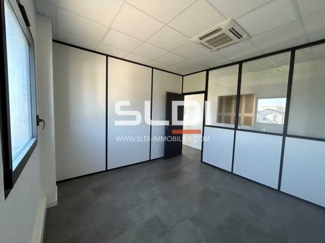 Locaux d'activités A LOUER - SAINT PRIEST - 340 m²