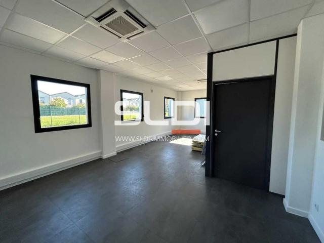 Locaux d'activités A LOUER - SAINT PRIEST - 340 m²