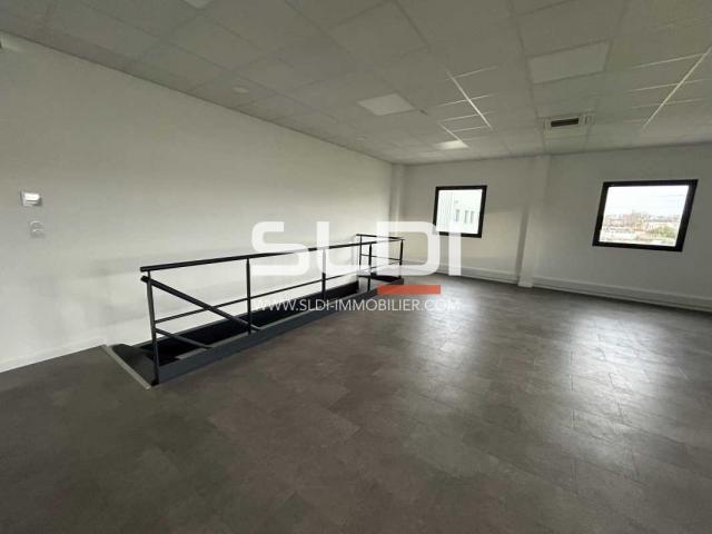 Locaux d'activités A LOUER - SAINT PRIEST - 340 m²