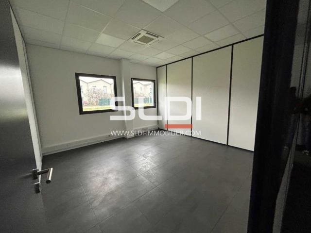 Locaux d'activités A LOUER - SAINT PRIEST - 340 m²