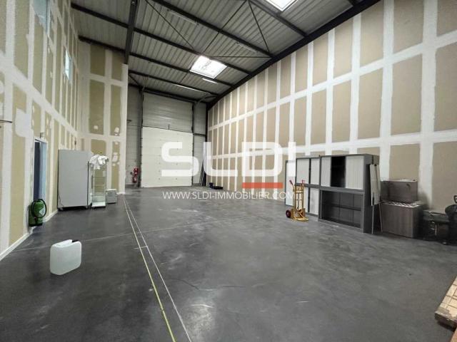 Locaux d'activités A LOUER - SAINT PRIEST - 340 m²