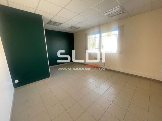 Locaux d'activités A LOUER - CHASSIEU - 152 m²