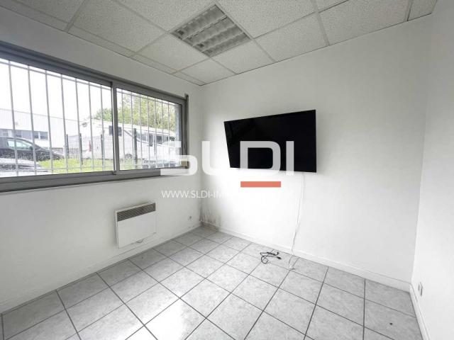 Locaux d'activités A LOUER - CHASSIEU - 350 m²