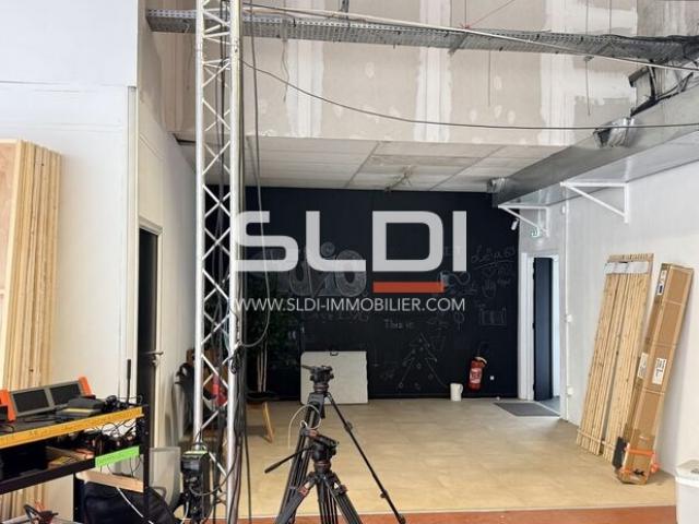 Locaux d'activités A LOUER - LYON - 335 m²