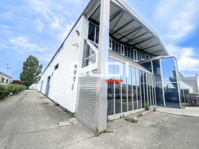 Locaux d'activités A LOUER - VAULX EN VELIN - 2 140 m²