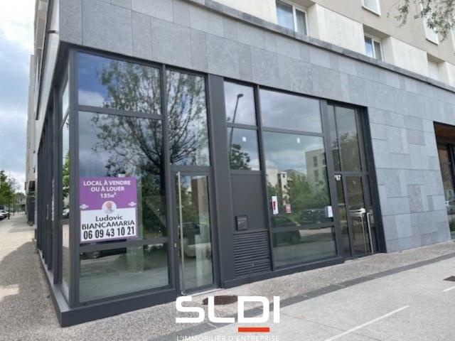Commerces A VENDRE OU A LOUER - SATHONAY CAMP - 685 m²