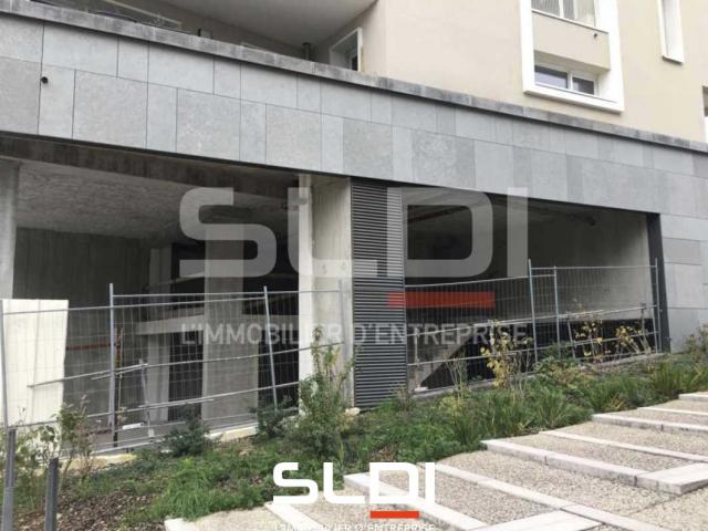 Commerces A VENDRE OU A LOUER - SATHONAY CAMP - 685 m²