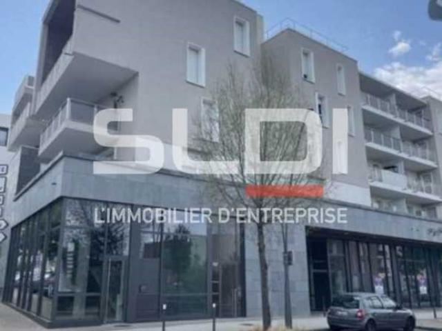 Commerces A VENDRE OU A LOUER - SATHONAY CAMP - 685 m²