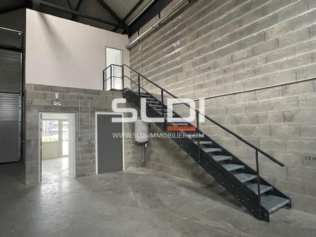 Locaux d'activités A LOUER - GENAS - 239 m²