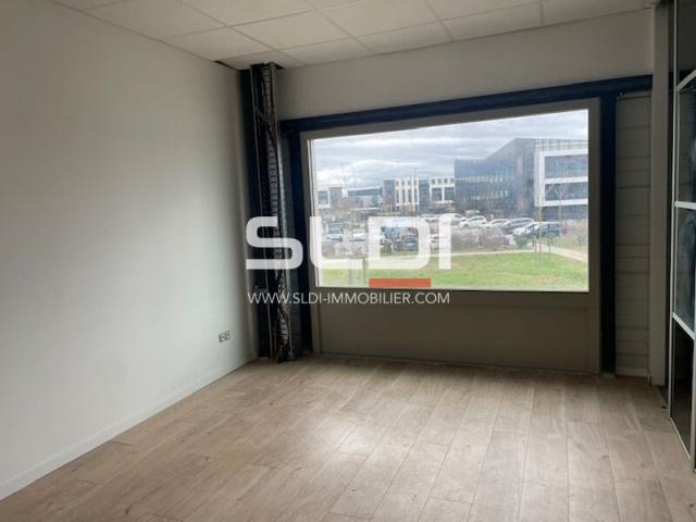 Locaux d'activités A LOUER - GENAS - 239 m²