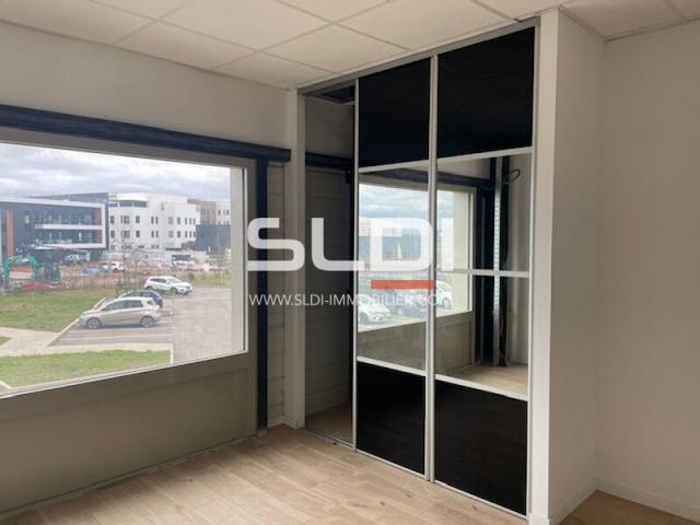 Locaux d'activités A LOUER - GENAS - 239 m²