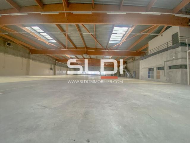 Locaux d'activités A VENDRE OU A LOUER - DECINES CHARPIEU - 3 804 m²