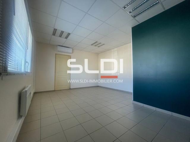 Locaux d'activités A LOUER - CHASSIEU - 297 m²