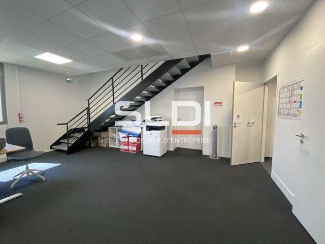 Locaux d'activités A LOUER - SAINT PRIEST - 1 092 m²