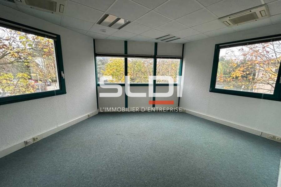 Bureaux A LOUER - CHARBONNIERES LES BAINS - 220 m²