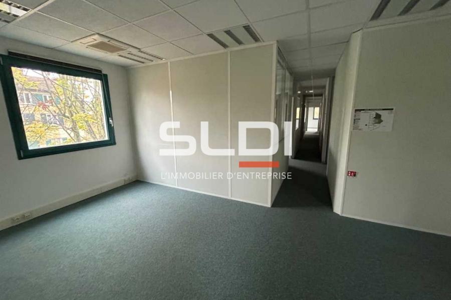 Bureaux A LOUER - CHARBONNIERES LES BAINS - 220 m²