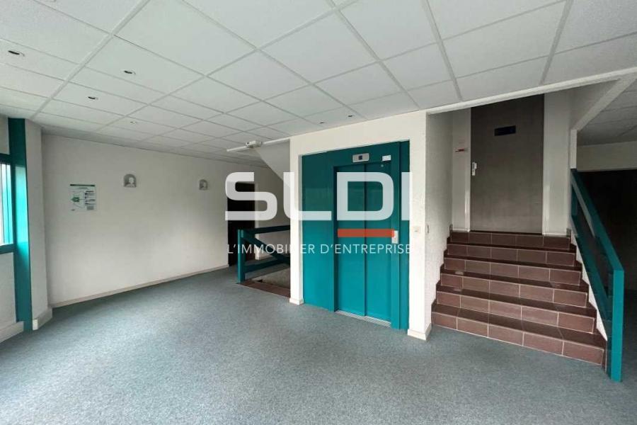 Bureaux A LOUER - CHARBONNIERES LES BAINS - 220 m²