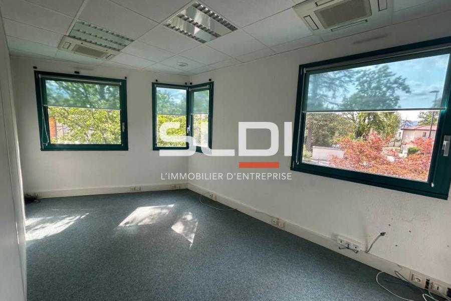 Bureaux A LOUER - CHARBONNIERES LES BAINS - 220 m²