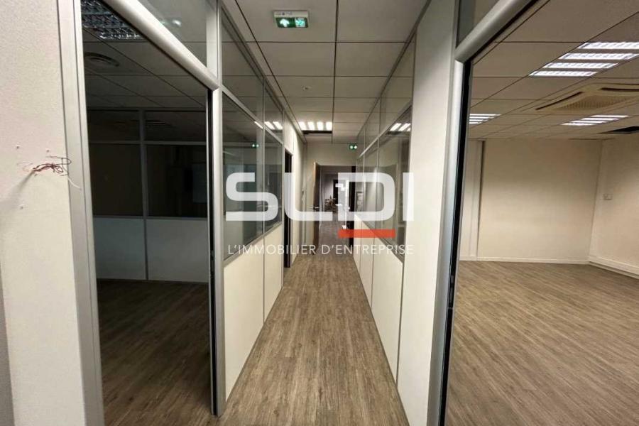 Bureaux A LOUER - CHAMPAGNE AU MONT D'OR - 482 m²