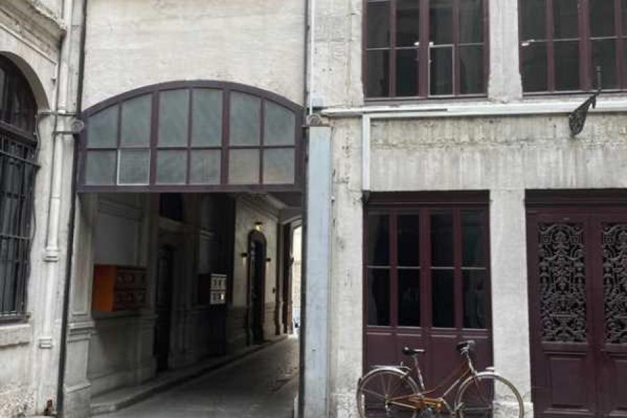 Commerces A VENDRE - LYON - 163 m²