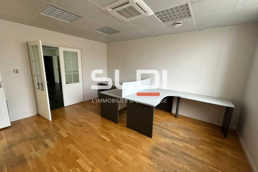 Bureaux A LOUER - NEUVILLE SUR SAONE - 389 m²