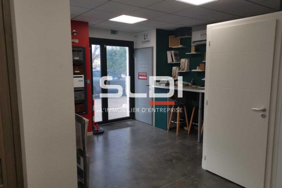 Commerces A VENDRE - SAINT LAURENT DE MURE - 150 m²